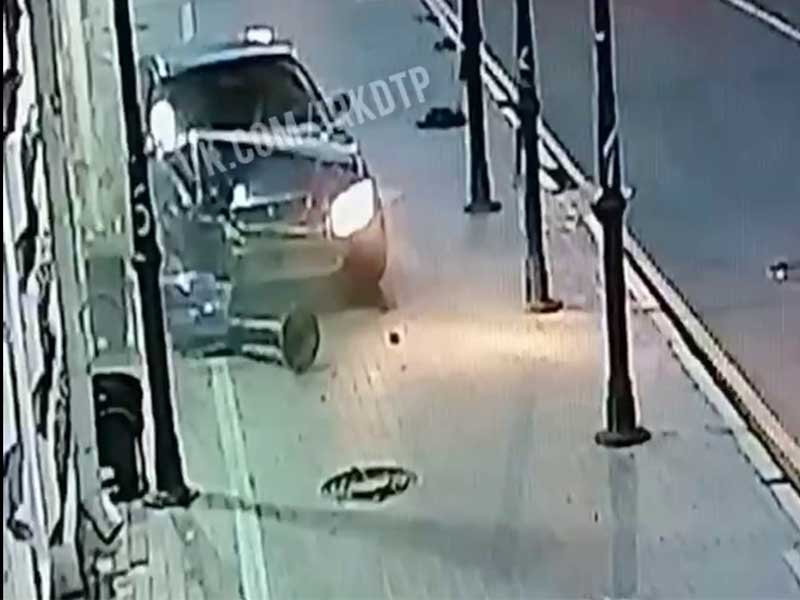 Пьяный водитель Toyota Mark II врезался в здание в центре Иркутска