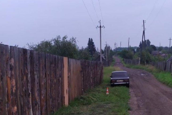 В Черемховском районе пятилетний мальчик сел в заведенный автомобиль и случайно наехал на трехлетнего брата