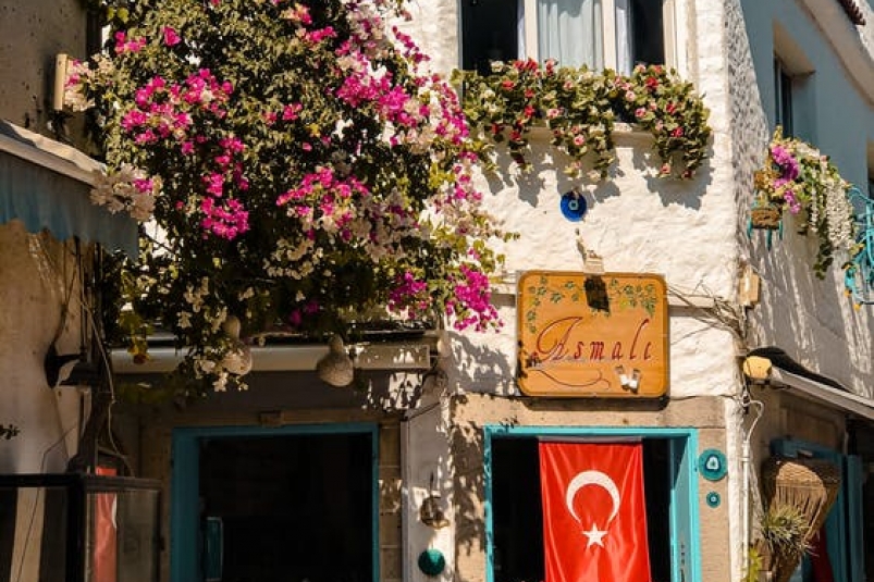 Почти 100 тысяч за обед? Туристы в Турции ошеломлены ценами на еду
