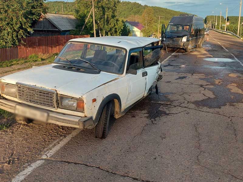 Шесть пассажиров микроавтобуса пострадали в ДТП на Байкальском тракте