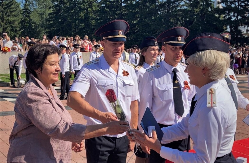 Глава комитета ЗС вручила дипломы выпускникам Восточно-Сибирского института МВД