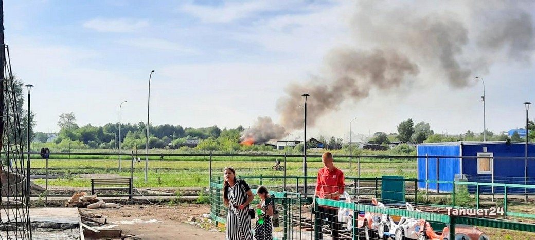 В Тайшете горит административное здание