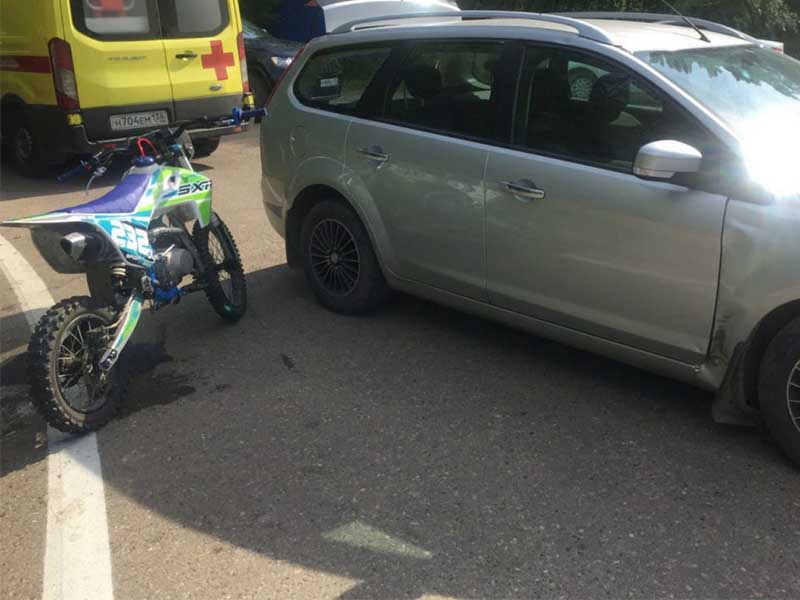 14-летний мотоциклист врезался в припаркованный автомобиль в Ангарске