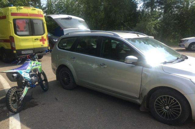 14-летний мотоциклист врезался в припаркованный автомобиль в Ангарске