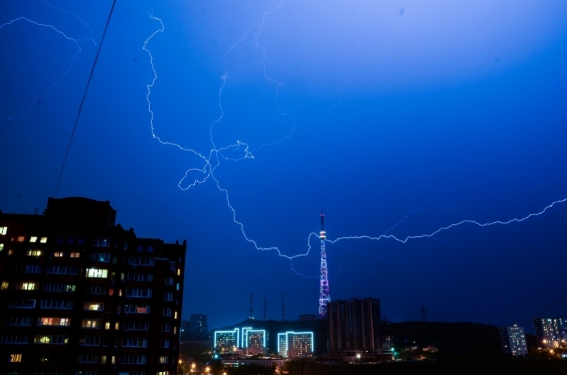 Последствия ночной грозы устраняют в Иркутске