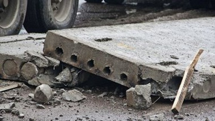 Тайшетские следователи начали проверку после смерти 25-летнего мужчины под бетонной плитой