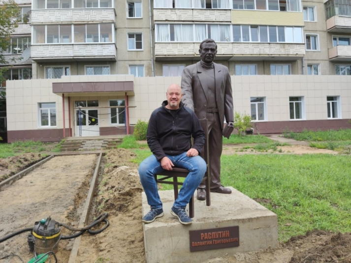 Бронзовый памятник Валентину Распутину появился в Саянске