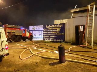 9 автомобилей спасли пожарные из горящего автосервиса в Иркутске