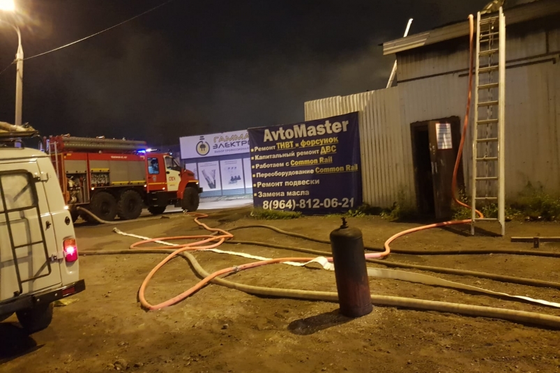 Огнеборцы спасли девять автомобилей во время пожара в автосервисе в Иркутске