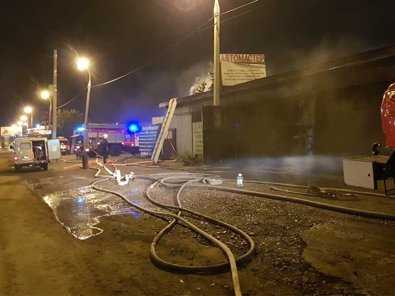 Пожарные спасли девять автомобилей из горящего автосервиса в Иркутске