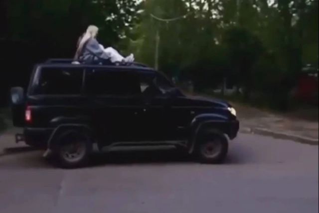 Катавшего девушек на крыше джипа водителя оштрафовали в Иркутске
