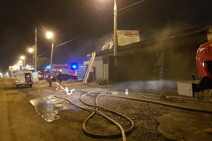 Пожарные вывезли девять автомобилей из горящего автосервиса в Иркутске