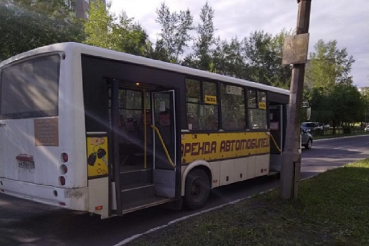 В Братске пенсионерка выпала из автобуса на дорогу из-за внезапно открывшихся дверей