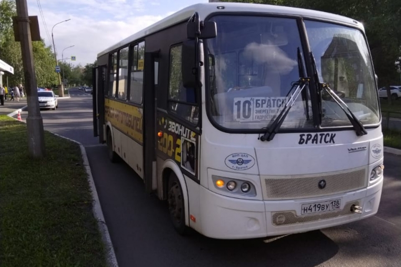 Пенсионерка выпала из автобуса в Братске
