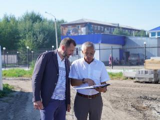Александр Ведерников проверил благоустройство дворов и общественных территорий в Свирске