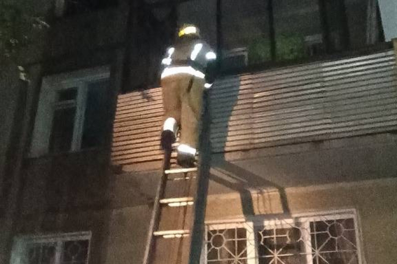 Один человек погиб и один пострадал на пожаре в пятиэтажном доме в Саянске