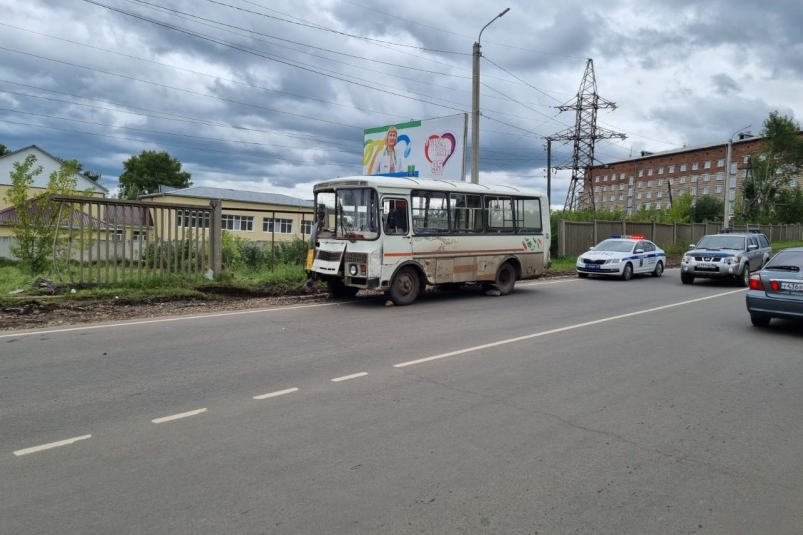 Две пассажирки рейсового автобуса пострадали в ДТП в Тулуне