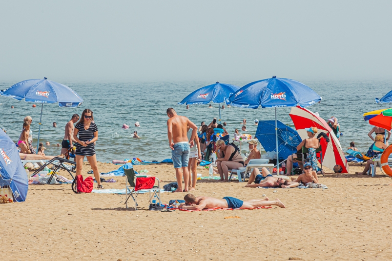 Россиянам назвали удобства, которые по закону должны быть бесплатными на пляже