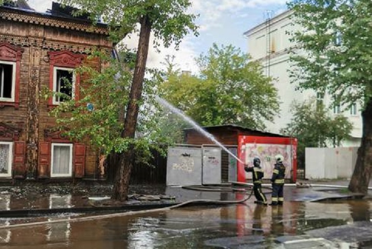 В Иркутске на улице Чехова горел двухэтажный деревянный дом