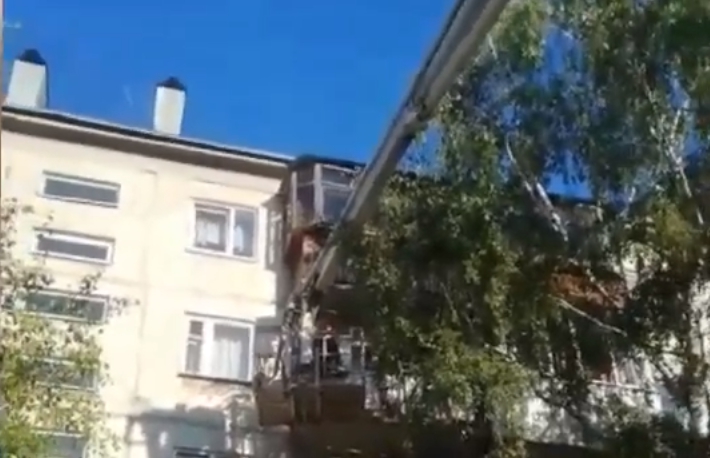 В Иркутске полицейские при помощи пожарной лестницы эвакуировали с балкона 5-летнюю девочку, оставленную на сутки одну