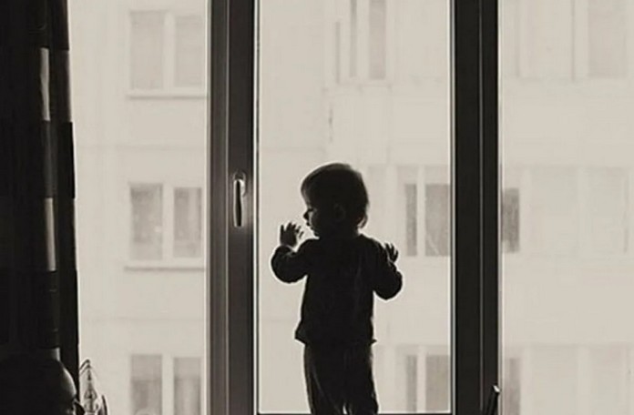 В Иркутске голодная 5-летняя девочка сутки просидела в запертой квартире