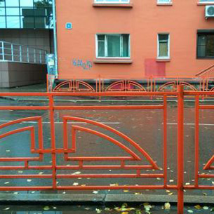 В Иркутске намерены перекрасить оранжевые ограждения вдоль дорог