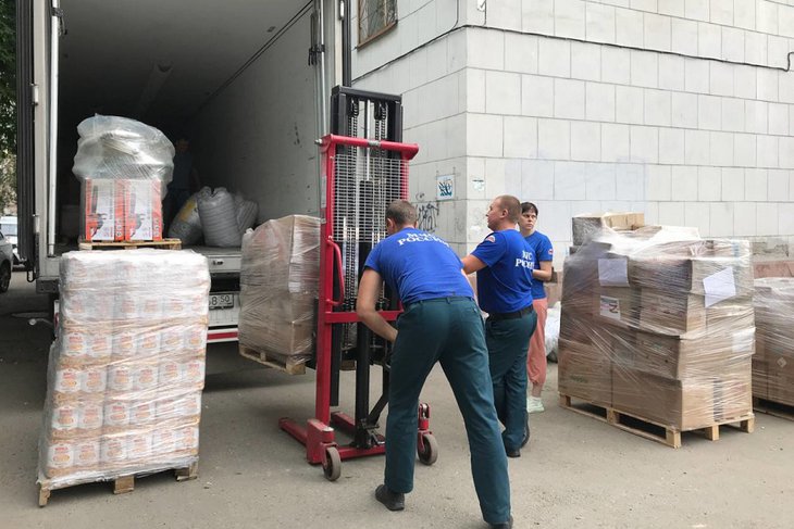 12 тонн гуманитарной помощи отправили из Иркутской области жителям Кировска в ЛНР