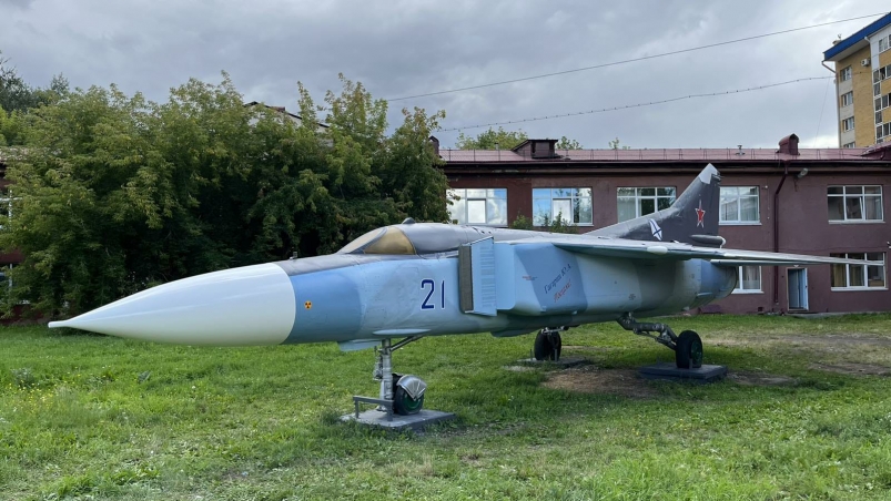 Самолет-памятник "МИГ-23" отреставрировали на территории школы №21 в Иркутске