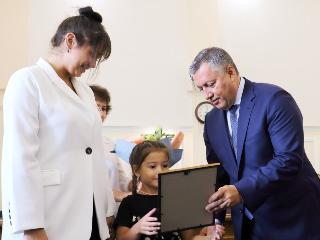 Губернатор вручил свидетельство на приобретение жилья молодой семье в Ангарске