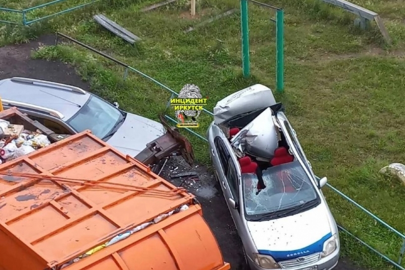 Водитель мусоровоза ковшом снес крышу иномарке в Вихоревке Братского района