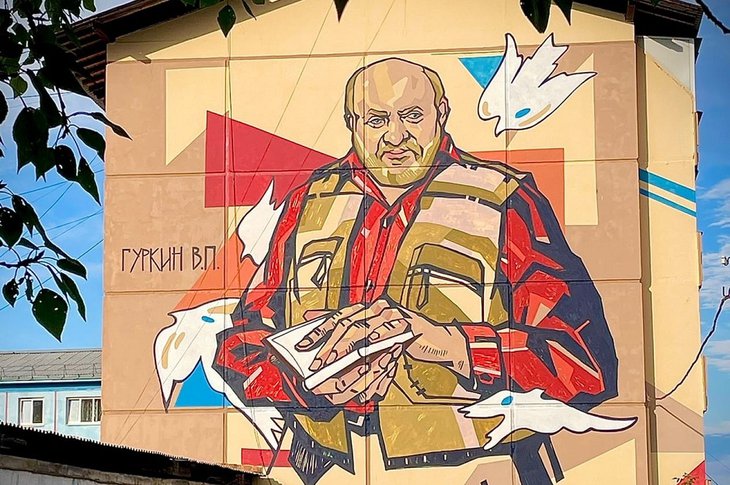В Черемхово на фасаде дома изобразили драматурга Владимира Гуркина