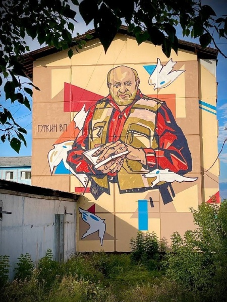 В Черемхово на фасаде дома изобразили известного российского драматурга Владимира Гуркина