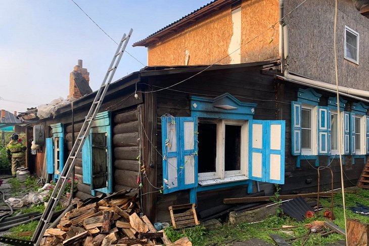 Во время пожара в частном двухэтажном доме в Иркутске погиб 48-летний мужчина