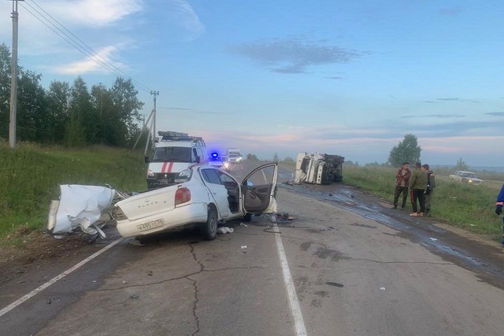 Один человек погиб и трое пострадали при столкновении грузовика и иномарки под Иркутском