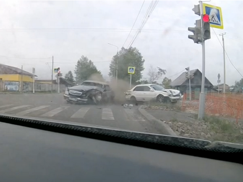 Водитель и пассажиры «Волги» пострадали после столкновения с «Тойотой» на регулируемом перекрестке в Братске