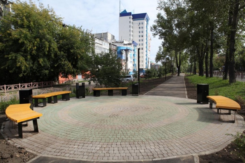 До 1 сентября в Иркутске завершат благоустройство сквера перед бассейном «Изумруд»