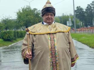 Мэр Саянска вышел на улицы города в костюме сказочного царя