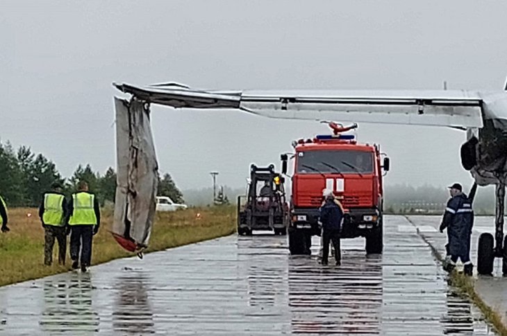 Самолет Ан-24 аварийно приземлился в Усть-Куте, задев крылом поверхность земли