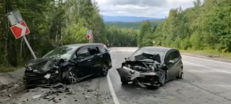 Четверо человек пострадали в столкновении Nissan Note и Toyota Wish в Иркутской области