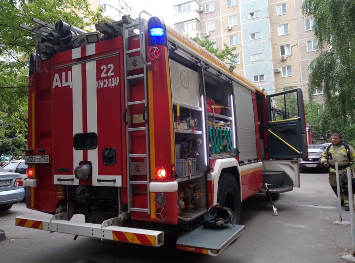 14 человек спасли на пожаре в пятиэтажке в Иркутске