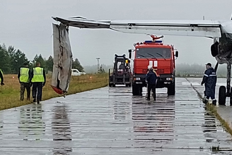 Самолет АН-24 с 44 пассажирами экстренно сел в Усть-Куте из-за поломки крыла и шасси