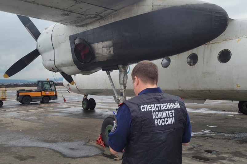 Вылетевший из Иркутска самолет АН-24 вернулся в аэропорт из-за неполадок с двигателем