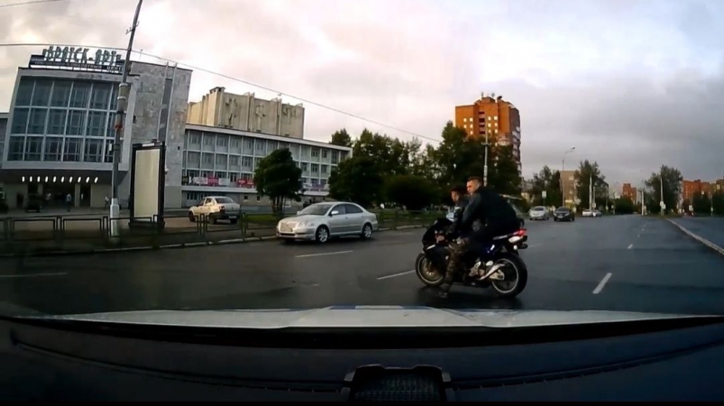 Пьяный мотоциклист без прав в ходе погони с ДПС застрял на участке дороги в Братске