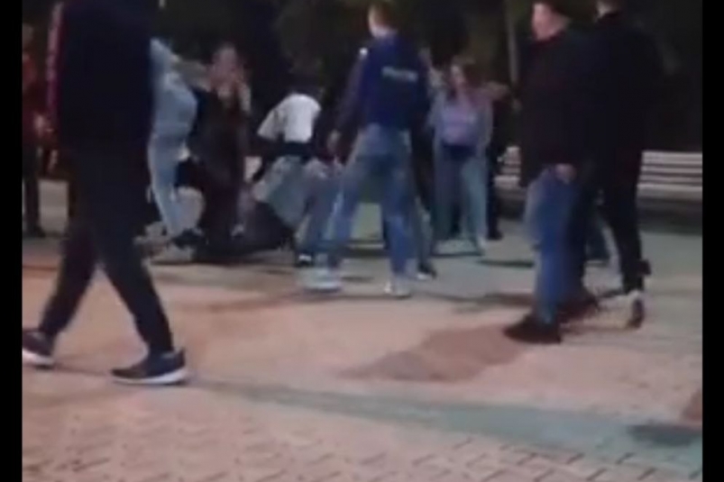 Видео с массовой дракой в центре Железногорска-Илимского Приангарья появилась в интернете