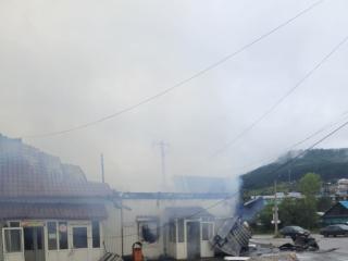 Пожар на оптово-розничной базе ликвидируют в Усть-Куте