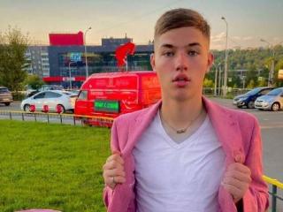 В Иркутске эпатажного футболиста выгнали из клуба за розовый маникюр