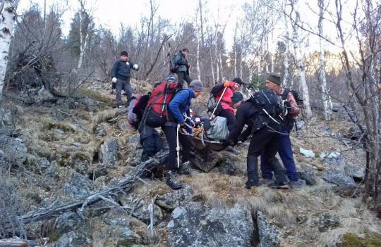 Турист сломал ногу, пролетев 60 метров по склону горы в Тункинском районе