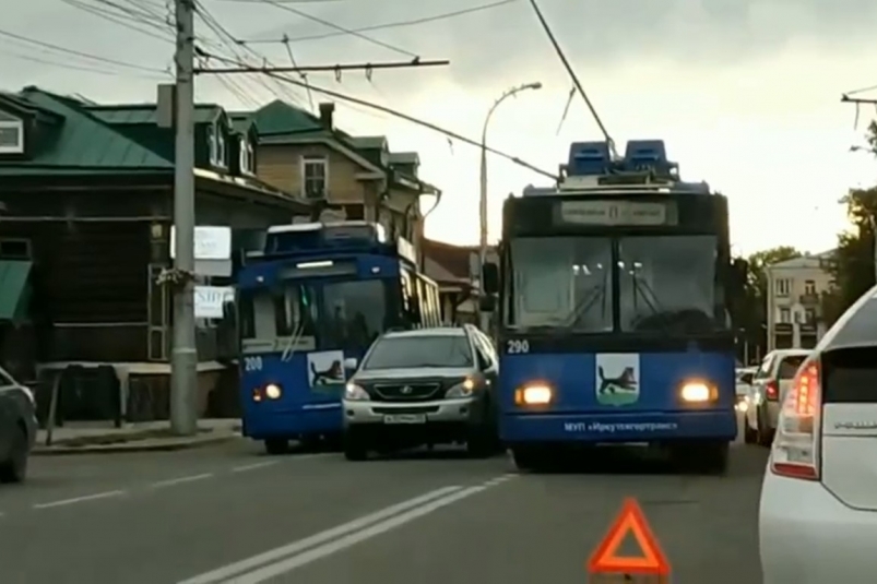 ДТП с участием троллейбуса перекрыло движение на улице Седова в Иркутске