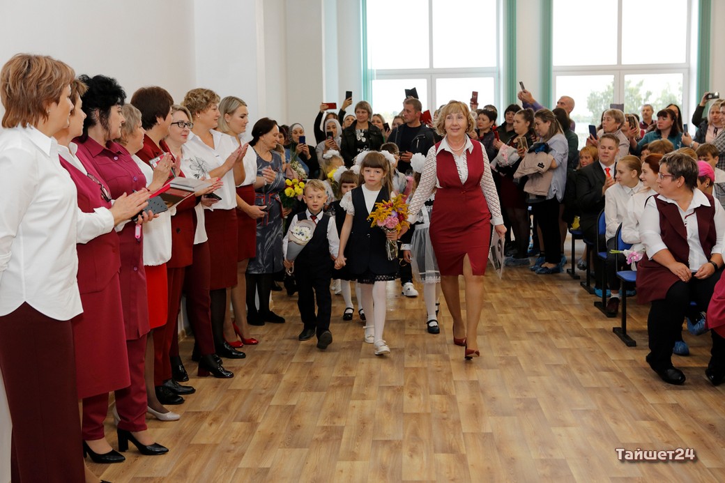В Бирюсинске открыли новую школу. Видео и фото