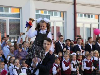 Около 3,5 тысяч школьников Иркутска получили помощь к 1 сентября
